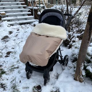 ❄️ Zimní procházky bez neustálého upravování deky? Ano, jde to! Naše nepadací merino deka do kočárku drží přesně tam, kde...