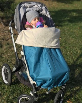 ❄️🍼 Teplo, pohodlí a žádné sklouzávání z kočárku – v krásné petrolejové barvě! Naše nepadací zimní deka s bio-beránkem v...
